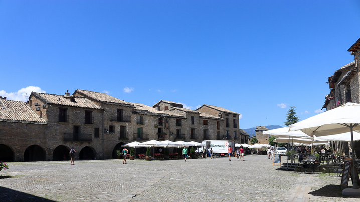 Foto de ainsa medieval plaza mayor | Medievallink
