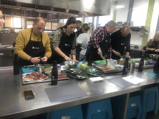 equipo de team building en taller de cocina | Medievallink