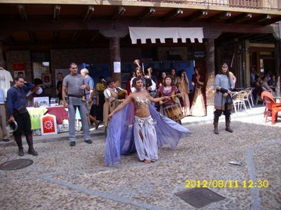 Berlanga de Duero mercado medieval chica bailando | Medievallink